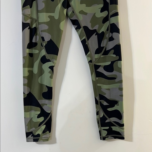 ZYIA Camouflage Leggings - Picture 5 of 8